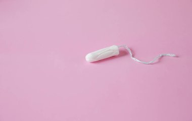 Pembe arka plan üzerinde temiz beyaz pamuk tampon. Izole. Kopya alanı. Adet. Dönemlerde Kadın Hijyeni, güzellik bakımı.