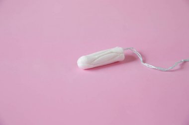 Pembe arka plan üzerinde temiz beyaz pamuk tampon. Izole. Kopya alanı. Adet. Dönemlerde Kadın Hijyeni, güzellik bakımı.