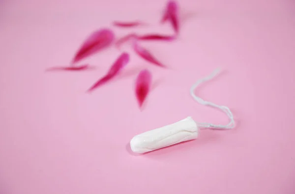 Sauberer Weißer Baumwolltampon Mit Roten Pfingstrosenblüten Auf Rosa Hintergrund Menstruation — Stockfoto