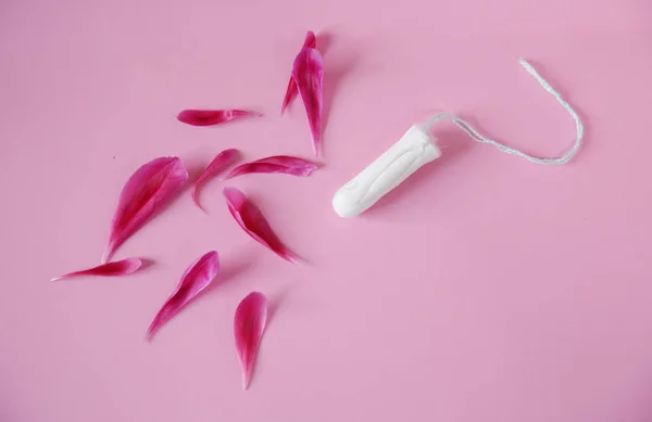 Чистый Белый Тампон Хлопка Красными Лепестками Пиона Розовом Фоне Менструация — стоковое фото