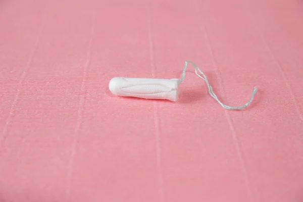 Καθαρίστε Άσπρο Βαμβακερό Ταμπόν Ροζ Φόντο Απομονωμένες Αντιγραφή Χώρου Εμμηνόρροια — Φωτογραφία Αρχείου