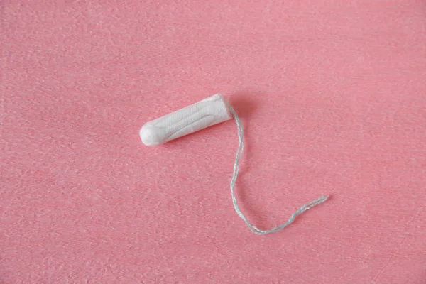 Tampone Cotone Bianco Pulito Sfondo Rosa Isolato Ricevuto Mestruazioni Igiene — Foto Stock