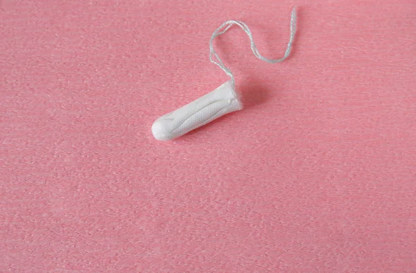 Tampon Coton Blanc Propre Sur Fond Rose Isolé Espace Copie — Photo