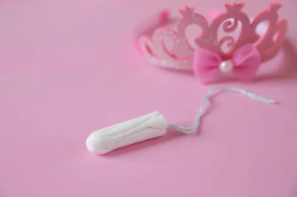 Clean White Cotton Tampons Pink Background Crown Background Soft Blur — Stock Photo, Image