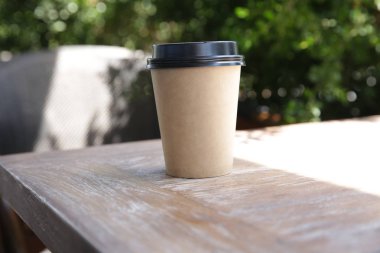 kopya alanı ile ahşap bir masa üzerinde kahve ve çay için kağıt fincan