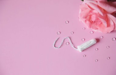  Damla ile pembe arka plan üzerinde temiz beyaz pamuk tampon. Izole. Kopya alanı. Adet. Dönemlerde Kadın Hijyeni, güzellik bakımı. Düz yatıyordu.
