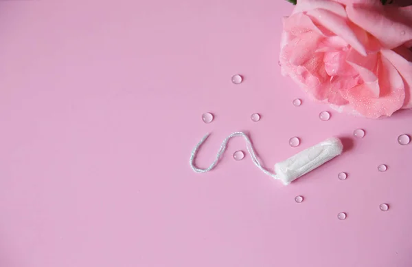 Καθαρίστε Άσπρο Βαμβακερό Ταμπόν Ροζ Φόντο Σταγόνες Απομονωμένες Αντιγραφή Χώρου — Φωτογραφία Αρχείου