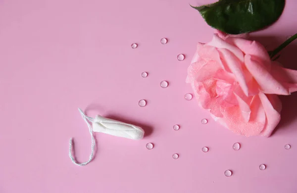 Чистый Белый Тампон Хлопка Розовом Фоне Каплями Изолирована Принято Менструация — стоковое фото