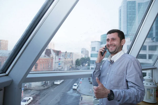 Joven Hombre Negocios Con Una Sonrisa Cara Hablando Teléfono Móvil —  Fotos de Stock