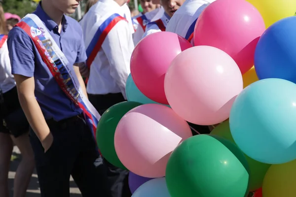 Bunte Luftballons Den Händen Von Teenagern Den Abschlussfeiertagen — Stockfoto