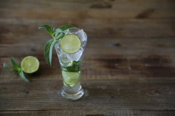 Mojito Cocktail Glas Mit Eis Minze Und Grüner Limette Auf — Stockfoto