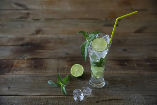 Mojito Cocktail Glas Mit Eis Minze Und Grüner Limette Auf — Stockfoto