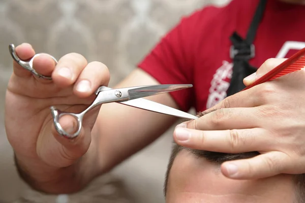 Close Cabeleireiro Corte Cabelo Com Tesoura Conceito Para Barbearia Cabeleireiro — Fotografia de Stock