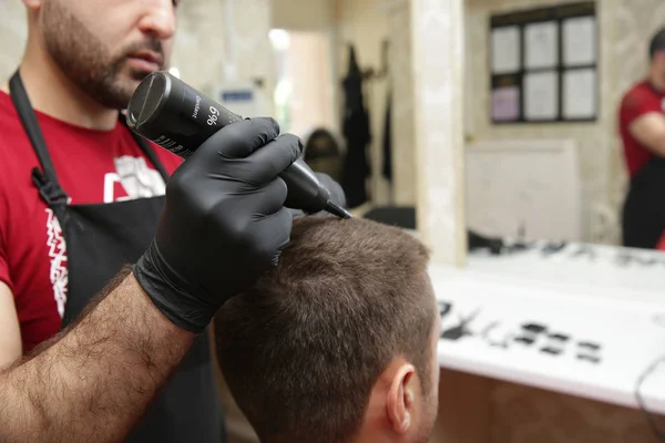 Nahaufnahme Ein Professioneller Friseur Schwarzen Handschuhen Trägt Oxidationsmittel Auf Das — Stockfoto