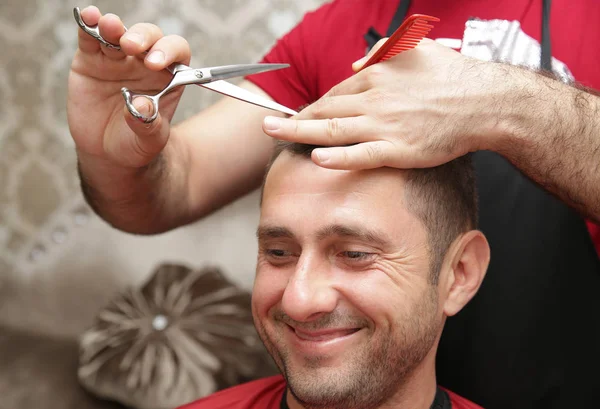 理发师用剪刀剪头发 理发店和理发店的概念 — 图库照片