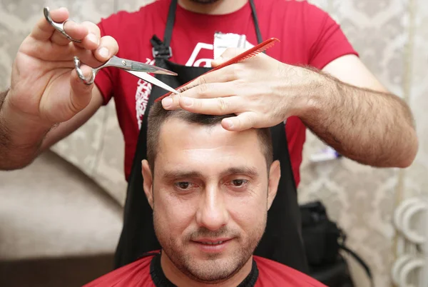 理发师用剪刀剪头发 理发店和理发店的概念 — 图库照片