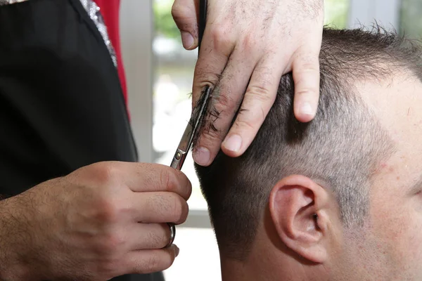 Close Cabelo Corte Cabeleireiro Com Uma Tesoura Pente Conceito Para — Fotografia de Stock