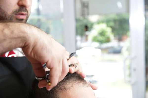はさみと櫛で髪を切る美容師のクローズアップ 理髪店と美容師のためのコンセプト — ストック写真