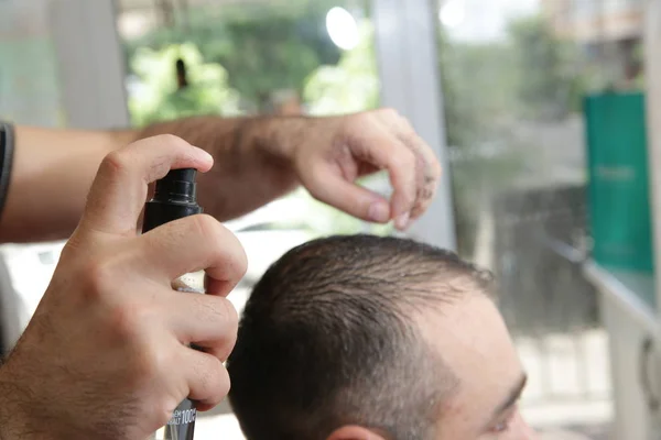 Close Cabeleireiro Profissional Esguichando Spray Cabelo Para Seu Cliente Barbeiro — Fotografia de Stock