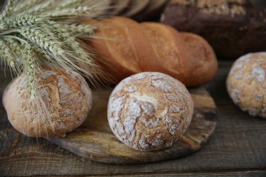 çavdar ve kulakları ile buğday taze sıcak ekmek, ahşap rustik arka plan üzerinde yakın çekim