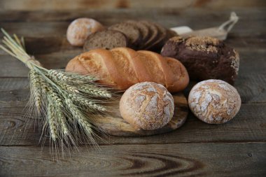 çavdar ve kulakları ile buğday taze sıcak ekmek, ahşap rustik arka plan üzerinde yakın çekim