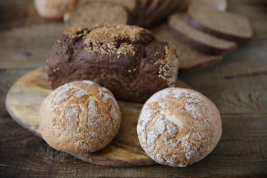 buğday ve çavdar ekmeği çeşitleri, ahşap rustik arka plan üzerinde yakın çekim