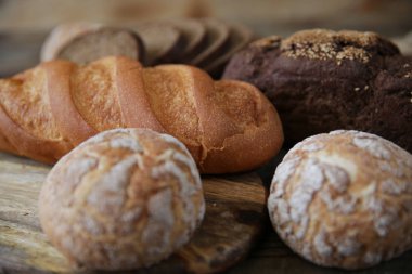 buğday ve çavdar ekmeği çeşitleri, ahşap rustik arka plan üzerinde yakın çekim