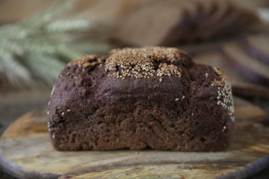 çavdar ekmeği ve ahşap rustik arka plan üzerinde yumuşak bulanıklık arka plan çavdar kulakları. Close.