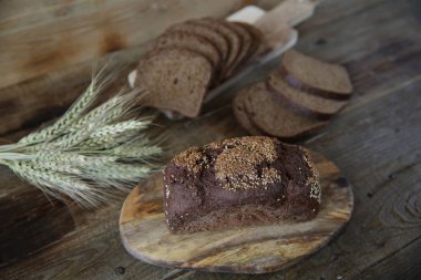 çavdar ekmeği ve ahşap rustik arka plan üzerinde çavdar kulakları. Metin için kopyalama alanı ile. Close.