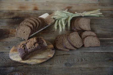 çavdar ekmeği ve ahşap rustik arka plan üzerinde çavdar kulakları. Metin için kopyalama alanı ile. Close.