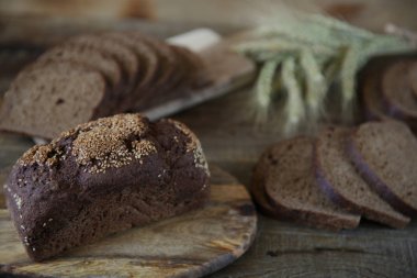 çavdar ekmeği ve ahşap rustik arka plan üzerinde çavdar kulakları. Metin için kopyalama alanı ile. Close.