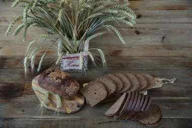 çavdar ekmek ve çavdar kulakları metin için kopya alanı ile ahşap bir rustik arka plan üzerinde yazıt Ev ile bir sepet içinde