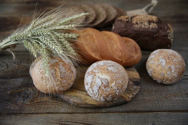 Centeio Trigo Pão Quente Fresco Com Orelhas Close Fundo Rústico — Fotografia de Stock