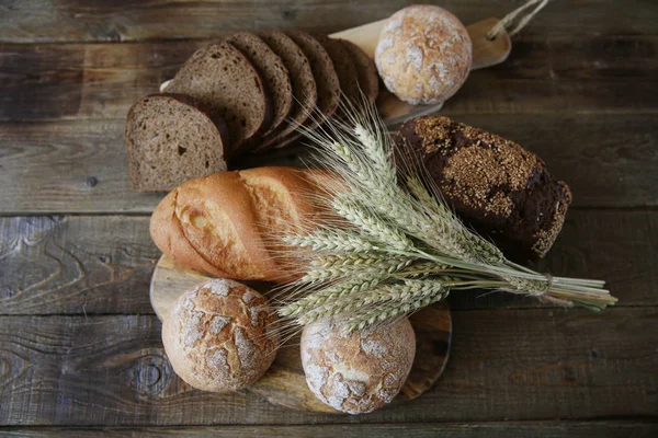 kopya alanı ile ahşap bir rustik yüzey üzerinde kulakları ile pişmiş ekmek çeşitleri, üst görünüm, düz yatıyordu