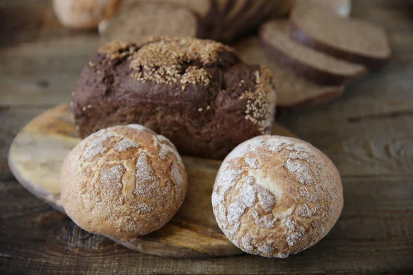 buğday ve çavdar ekmeği çeşitleri, ahşap rustik arka plan üzerinde yakın çekim