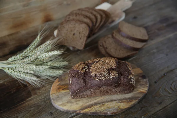 çavdar ekmeği ve ahşap rustik arka plan üzerinde çavdar kulakları. Metin için kopyalama alanı ile. Close.