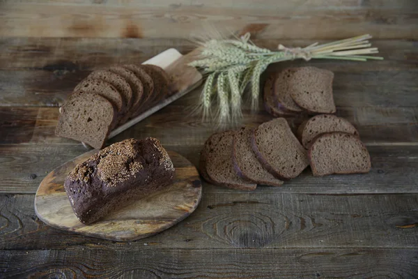 çavdar ekmeği ve ahşap rustik arka plan üzerinde çavdar kulakları. Metin için kopyalama alanı ile. Close.