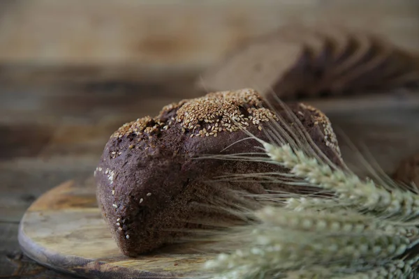 çavdar ekmeği ve ahşap rustik arka plan üzerinde çavdar kulakları. Metin için kopyalama alanı ile. Close.