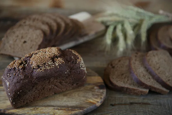 çavdar ekmeği ve ahşap rustik arka plan üzerinde çavdar kulakları. Metin için kopyalama alanı ile. Close.