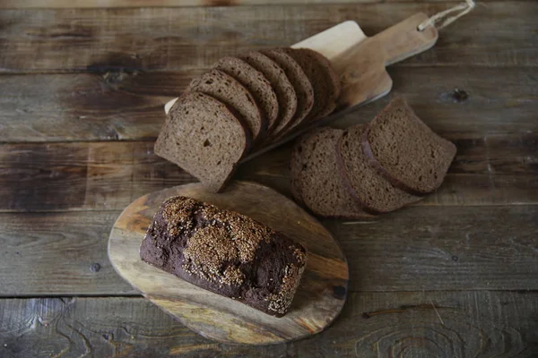 ahşap rustik arka plan üzerinde susam ve çavdar dilimlenmiş ekmek ile çavdar ekmeği, düz yatıyordu, metin için kopya alanı ile, üst görünümü