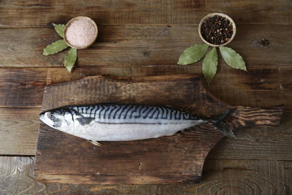 Färsk Makrill Med Kryddor Trä Skärbräda Och Trä Rustik Bakgrund — Stockfoto