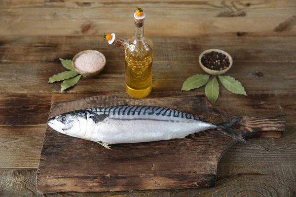 Caballa Fresca Con Especias Aceite Oliva Una Botella Vidrio Sobre —  Fotos de Stock