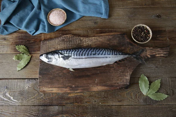 Färsk Makrill Med Kryddor Trä Skärbräda Och Trä Rustik Bakgrund — Stockfoto