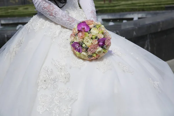 Όμορφη Γαμήλια Ανθοδέσμη Στα Χέρια Της Νύφης Ένα Λευκό Νυφικό — Φωτογραφία Αρχείου