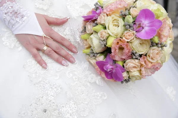 Bouquet Sposa Luminoso Nelle Mani Della Sposa Sullo Sfondo Abito — Foto Stock