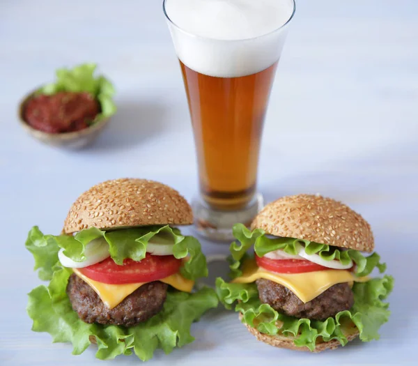 Dwa Hamburger Pasztecikiem Wołowym Serem Pikle Pomidory Cebula Sałata Sos — Zdjęcie stockowe