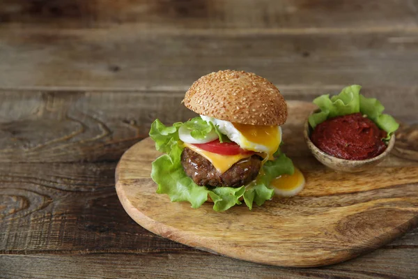 Hamburger Kotlet Wołowy Warzywami Sosem Pomidorowym Smażonym Jajkiem Pięknie Płynący — Zdjęcie stockowe