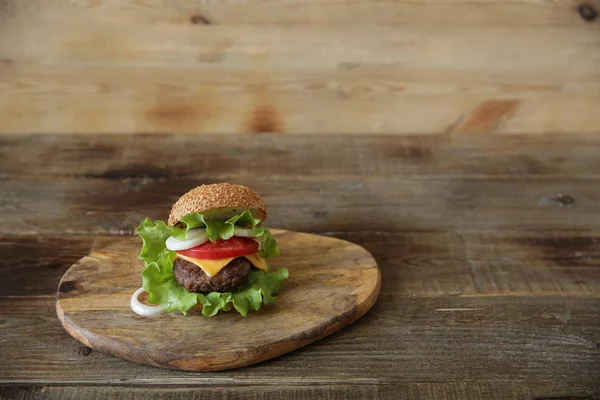 Hamburger Patty Wołowiny Serem Pikle Pomidory Cebula Sałata Drewnianym Tle — Zdjęcie stockowe