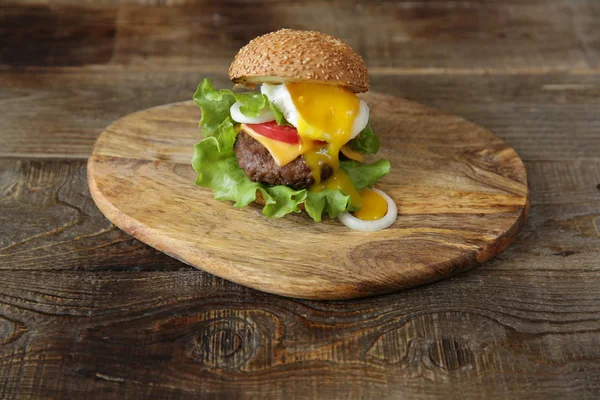 Hamburger Wyizolowany Jajkiem Smażone Drewnianym Tle Rustykalnym Kopią Miejsca Tekst — Zdjęcie stockowe