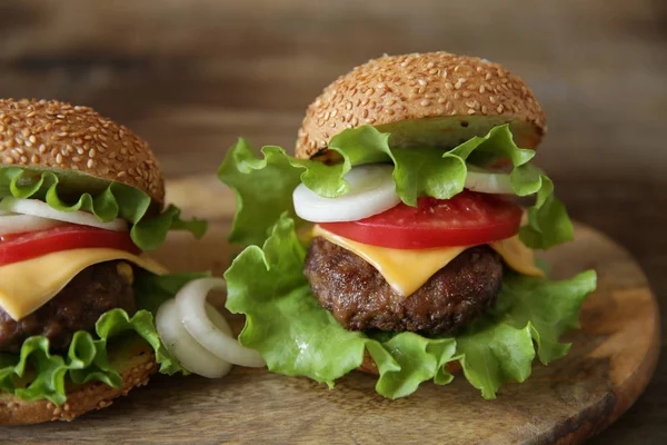 Zbliżenie Dwa Hamburger Kotlet Wołowy Serem Pikle Pomidory Cebula Sałata — Zdjęcie stockowe